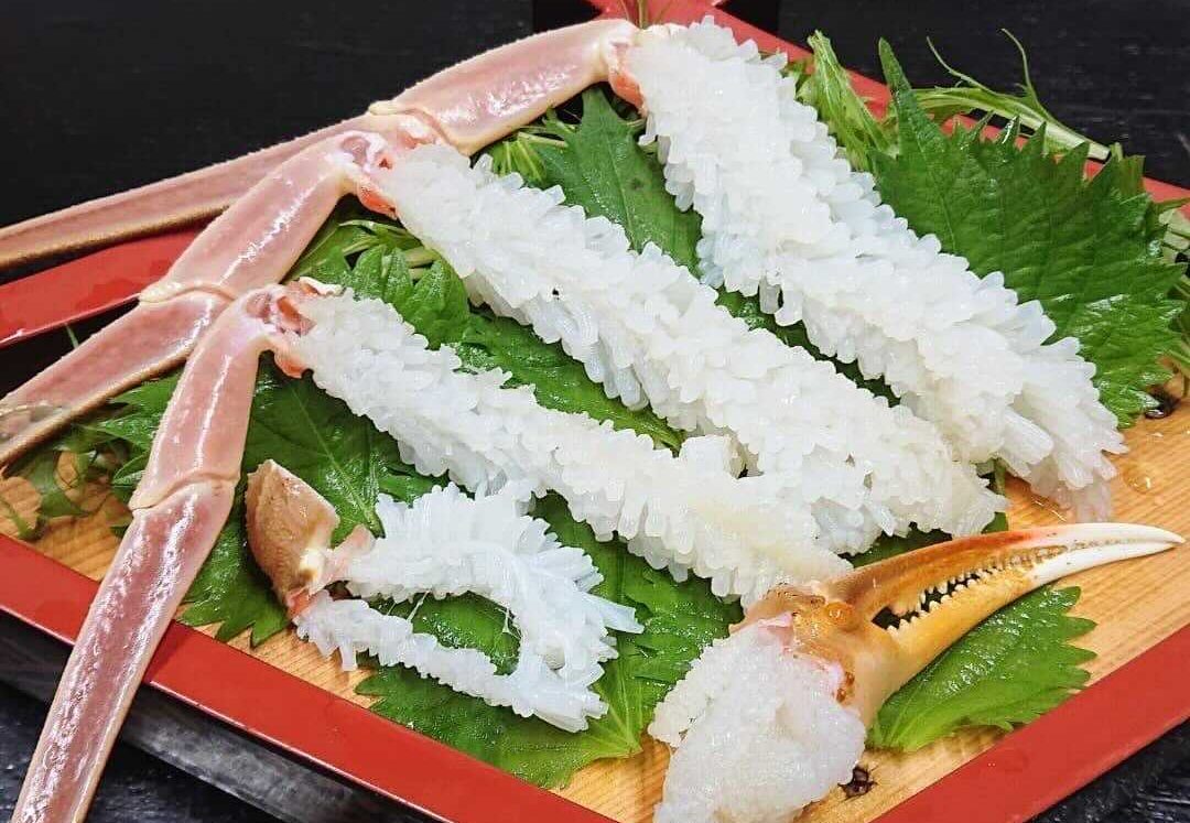 民宿冨士のカニ料理。鍋・刺身・茶わん蒸し・ソテー・天ぷらが並ぶ